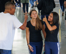 Com novidades, 1 milhão de estudantes da rede estadual voltam às aulas no Paraná