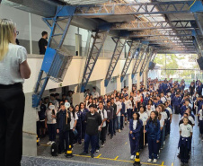 Com novidades, 1 milhão de estudantes da rede estadual voltam às aulas no Paraná