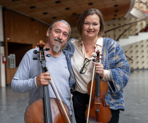 Entre tantos personagens e histórias, também nasceu uma história de amor. Foi tocando quase de frente um para o outro - ele no violoncelo, ela no violino - que Romildo Weingartner, músico desde a fundação da Orquestra em 1985, conheceu Juliane Martens.
