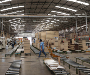 FEITA NO PARANA - Grupo Munhoz Caetano, holding do segmento moveleiro, que produz móveis seriados para o segmento de sala de estar. A Caemmun Movelaria está sediada em Arapongas, um dos maiores polos moveleiros do país. Na foto fabrica da Filial Sabáudia. 06/10/2020 - Foto: Geraldo Bubniak/AEN