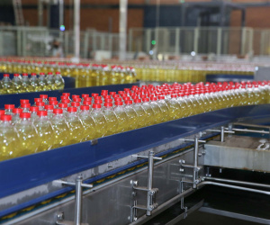 FEITO NO PARANA - Coamo cooperativa agro-industrial , a maior cooperativa da América Latina, com sede em Campo Mourão. Tem na linha alimentícia as marcas Primê, Sollus, Dualis e Anniela produz óleo de soja refinado, café torrado e moído, margarinas, farinha de trigo e gordura vegetal hidrogenada. 09/10/2020 - Foto: Geraldo Bubniak/AEN