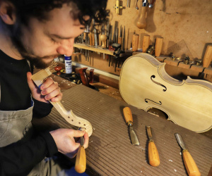 O paulista João Buratti está desde 2019 instalado em Curitiba (https://www.luthierburatti.com/). “Vim fazer algumas disciplinas isoladas no curso de luteria da UFPR. Já era luthier formado na escola Tatuí, em São Paulo, mas queria aprender mais. Vim estudar, fazer um estágio, mas as coisas evoluíram. Comecei a ter bastante demanda de trabalho e montei meu ateliê aqui”, explica. - Foto: José Fernando Ogura/AEN