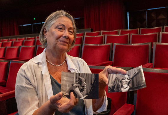 a pianista Analaura de Souza Pinto, que faz parte da Orquestra desde a sua fundação, em 1985