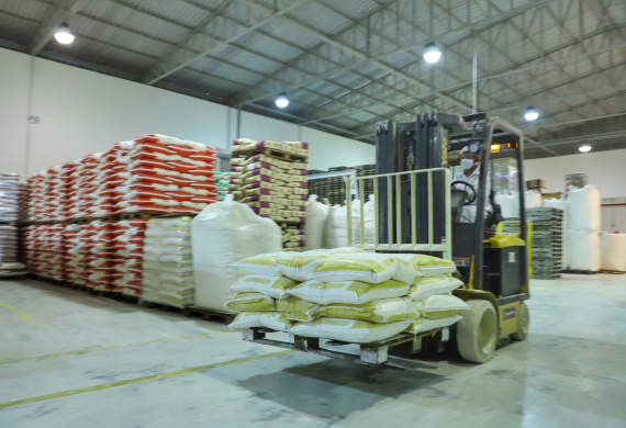 Em Ponta Grossa, o moinho Herança Holandesa, do grupo Unium - que reúne as cooperativas Frísia, Castrolanda e Capal - foi pensado para produzir farinhas especiais para linhas industriais do mercado B2B, como é conhecida a produção para outras marcas.
No entanto, em 2017, a empresa investiu em tecnologia, ampliou seu mix e iniciou a produção de farinhas para uso doméstico.