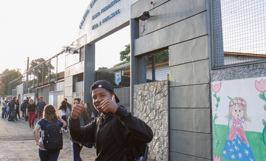 Com novidades, 1 milhão de estudantes da rede estadual voltam às aulas no Paraná
