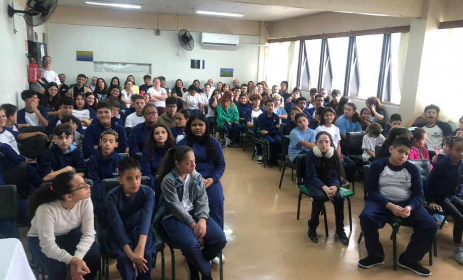 Com novidades, 1 milhão de estudantes da rede estadual voltam às aulas no Paraná