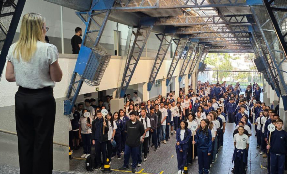 Com novidades, 1 milhão de estudantes da rede estadual voltam às aulas no Paraná